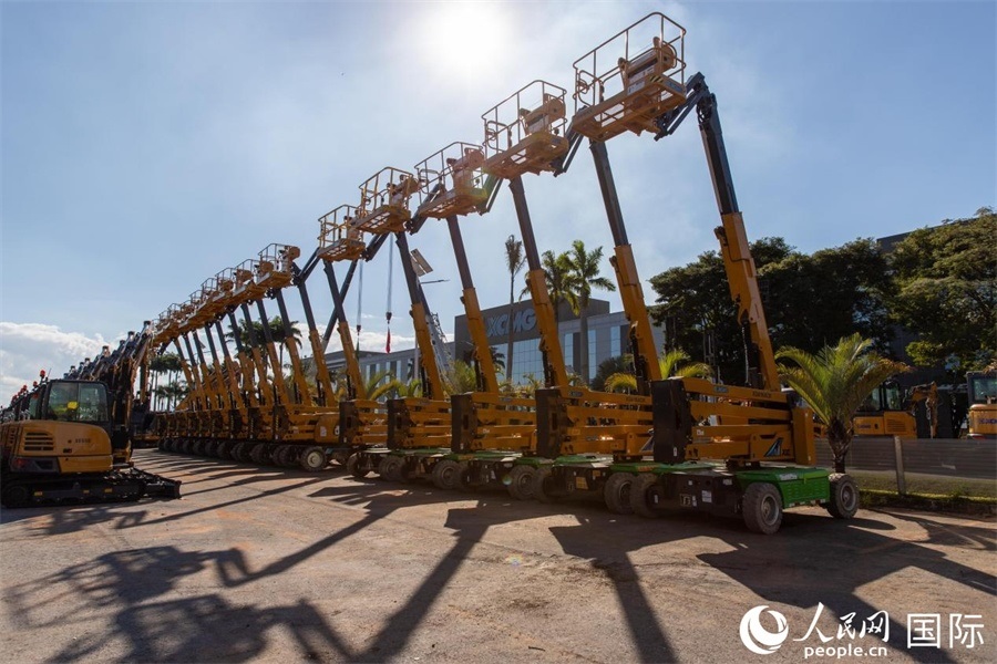 在徐工巴西制造生產(chǎn)基地，一批完成生產(chǎn)的設(shè)備正準(zhǔn)備交付客戶。 人民日報社拉美中心分社 威廉·科埃略·維亞納攝