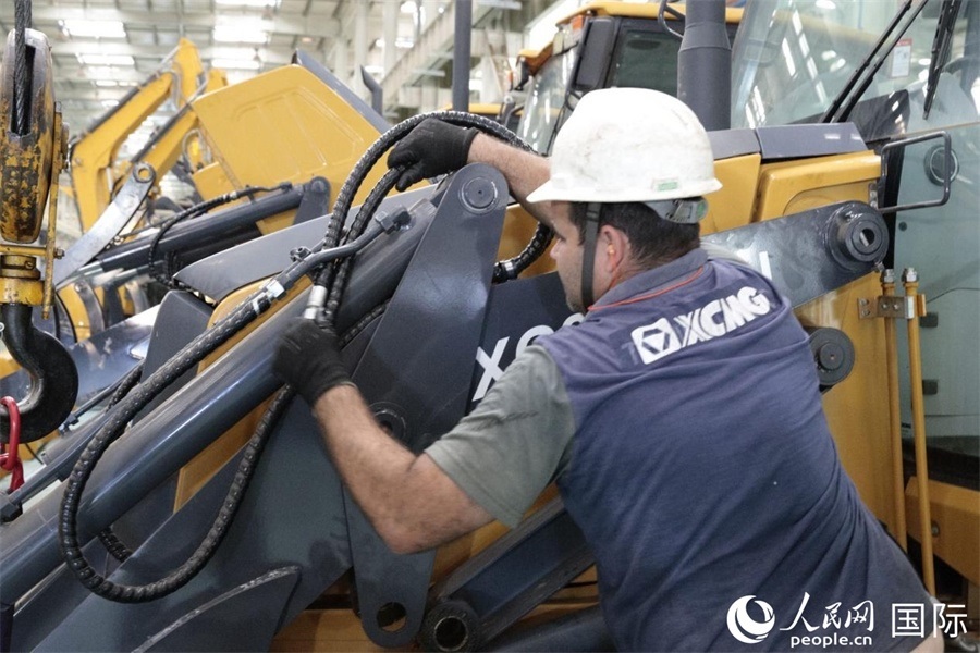 一名徐工巴西制造基地的當(dāng)?shù)貑T工正在進行設(shè)備安裝和調(diào)試。 人民日報社拉美中心分社 威廉·科埃略·維亞納攝