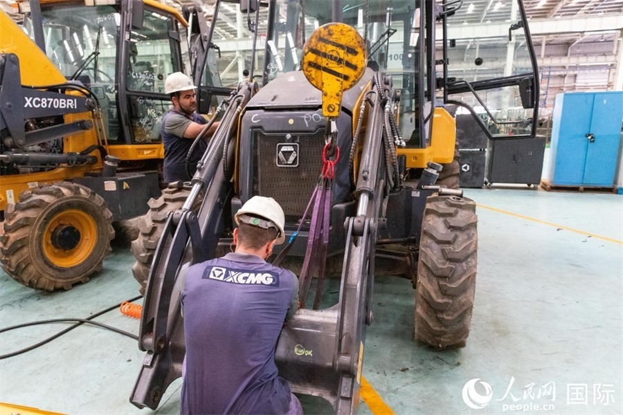 兩名徐工巴西制造基地的當(dāng)?shù)貑T工正在進行設(shè)備安裝和調(diào)試。 人民日報社拉美中心分社 威廉·科埃略·維亞納攝