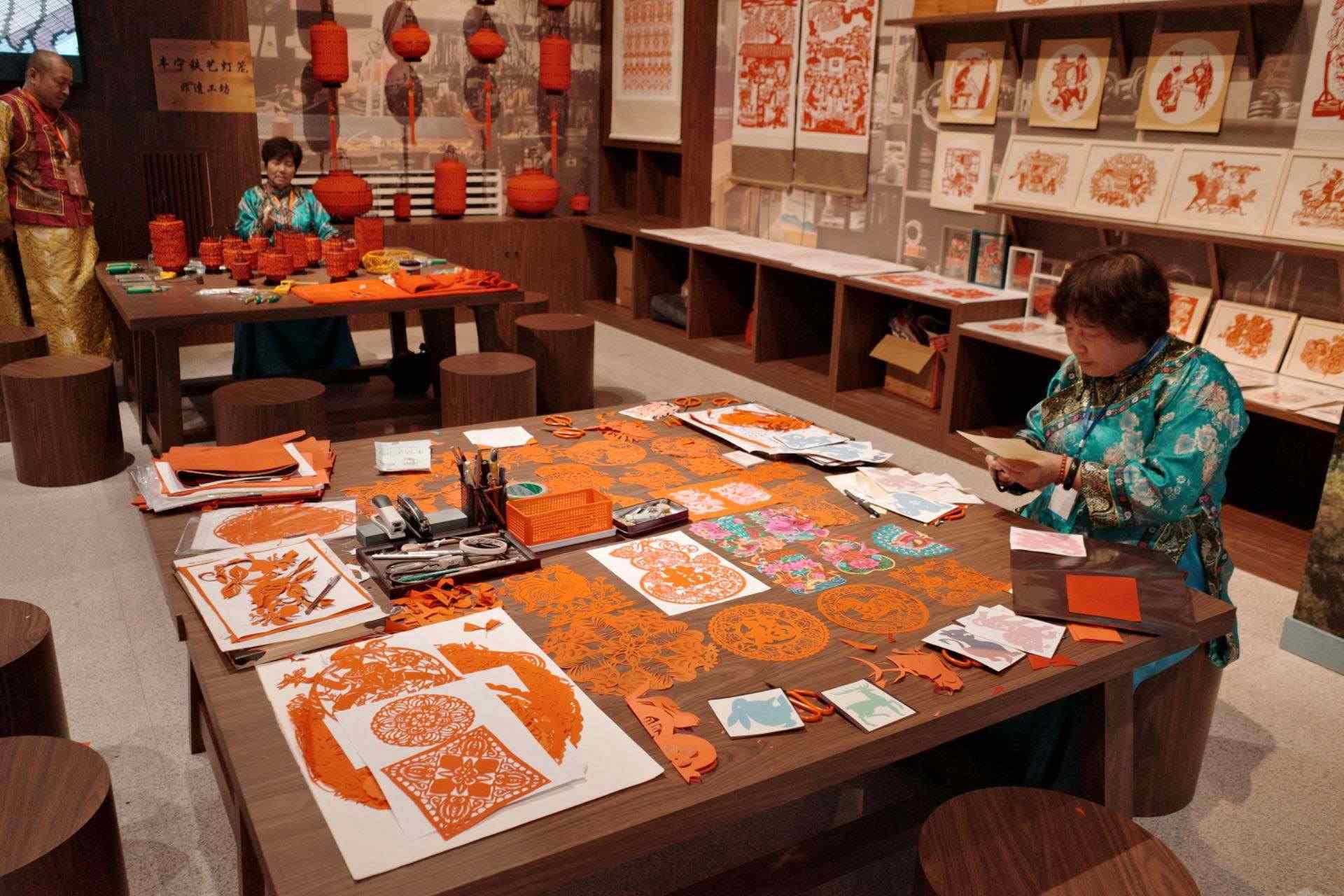 “氣象萬千——中國(guó)非遺保護(hù)實(shí)踐主題展”上，非遺傳承人現(xiàn)場(chǎng)展示。人民網(wǎng)記者 劉微攝