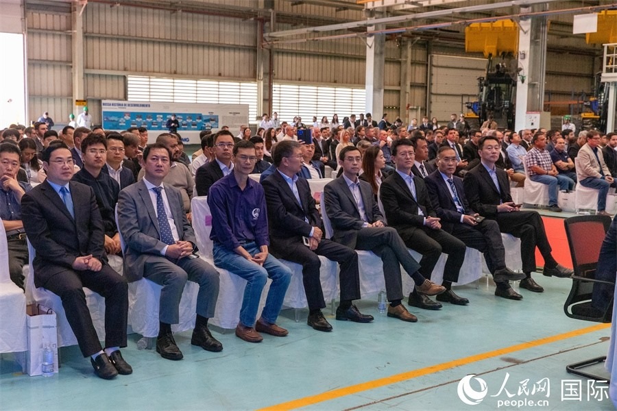 巴西米納斯吉拉斯州、波蘇阿雷格里市政府官員，徐工巴西制造的供應(yīng)商、經(jīng)銷商、客戶伙伴和員工代表，以及在巴中資機構(gòu)代表等200多人，出席了徐工巴西制造投產(chǎn)運營10周年暨第23456臺產(chǎn)品下線儀式。 人民網(wǎng) 威廉·科埃略·維亞納攝