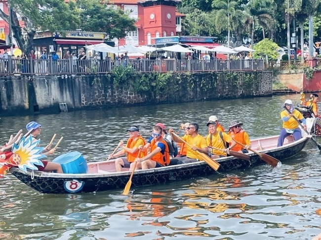 多元種族共同奮輯前進，體驗在馬六甲河劃龍舟，引來大批游客駐足圍觀。組委會供圖