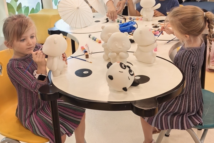 卡塔爾當(dāng)?shù)貎和瘏⑴c彩繪熊貓活動(dòng)。四川省文旅廳供圖