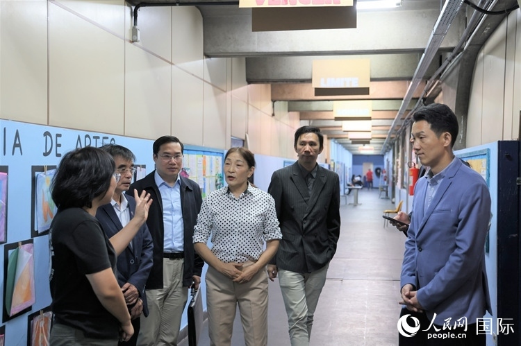 中國駐里約總領(lǐng)館商務(wù)參贊敬艷輝（右一）等嘉賓在里約孔院中方院長孫艷萍（左一）帶領(lǐng)下，參觀薩繆爾·韋納公立學(xué)校的中文教室，了解該校中文教學(xué)軟硬件設(shè)施。人民網(wǎng)記者 時元皓攝