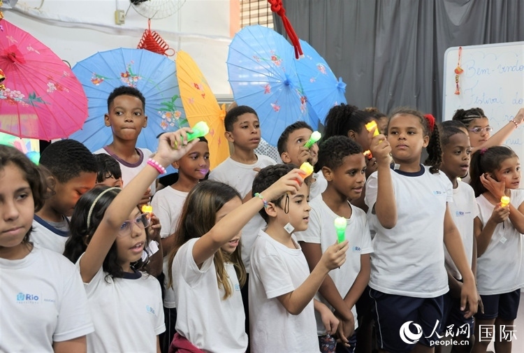 端午節(jié)活動在里約薩繆爾·韋納公立學(xué)校舉辦，該校師生合唱中文歌曲。 人民網(wǎng)記者 時元皓攝