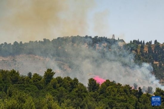 6月12日，以色列北部加利利地區(qū)遭受火箭彈襲擊后冒出滾滾濃煙。新華社發(fā)（阿亞爾·馬戈林?jǐn)z/基尼圖片社）