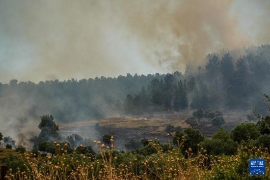 6月12日，以色列北部加利利地區(qū)遭受火箭彈襲擊后冒出滾滾濃煙。新華社發(fā)（阿亞爾·馬戈林?jǐn)z/基尼圖片社）