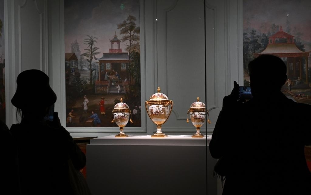 4月1日，觀眾在北京故宮參觀“紫禁城與凡爾賽宮——17、18世紀(jì)的中法交往”展覽。新華社記者金良快攝