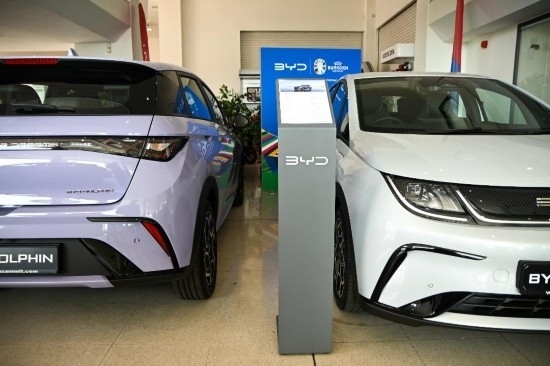 這是5月29日在馬耳他比爾基卡拉拍攝的展示廳里的比亞迪純電動(dòng)汽車。新華社發(fā)（喬納森·博格 攝）