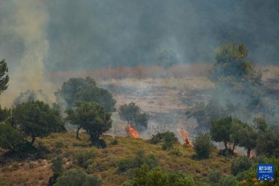 6月12日，以色列北部加利利地區(qū)遭受火箭彈襲擊后冒出滾滾濃煙。新華社發(fā)（阿亞爾·馬戈林?jǐn)z/基尼圖片社）