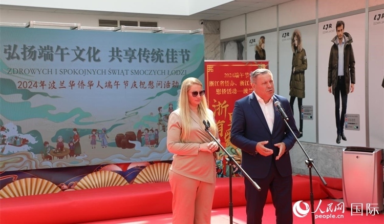 皮耶霍欽斯基（右）在活動上致辭。人民網(wǎng)記者 李增偉攝