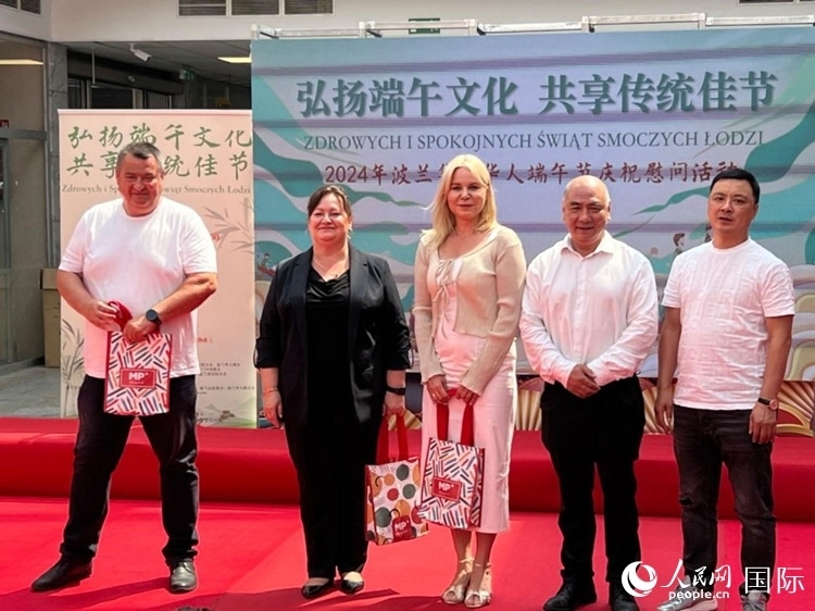 向波蘭友人發(fā)放端午節(jié)慰問品。人民網(wǎng)記者 李增偉攝