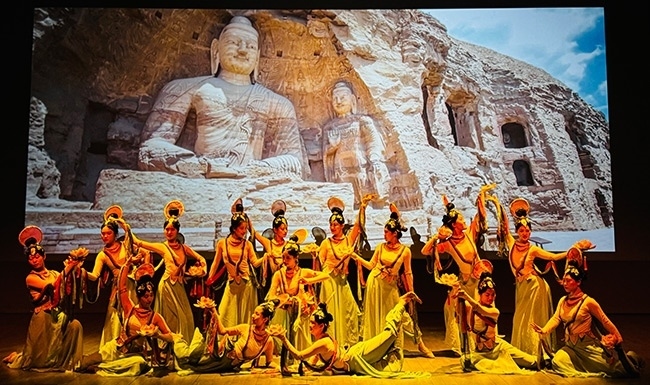 展演現(xiàn)場，同學們在表演節(jié)目《云岡飛天印象》。校方供圖