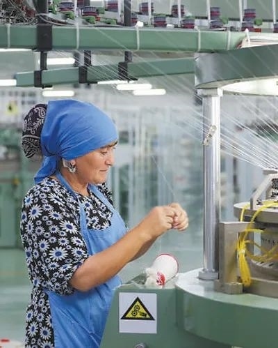 在針織毛坯車間，當(dāng)?shù)毓と苏诮泳€。胡澤曦?cái)z