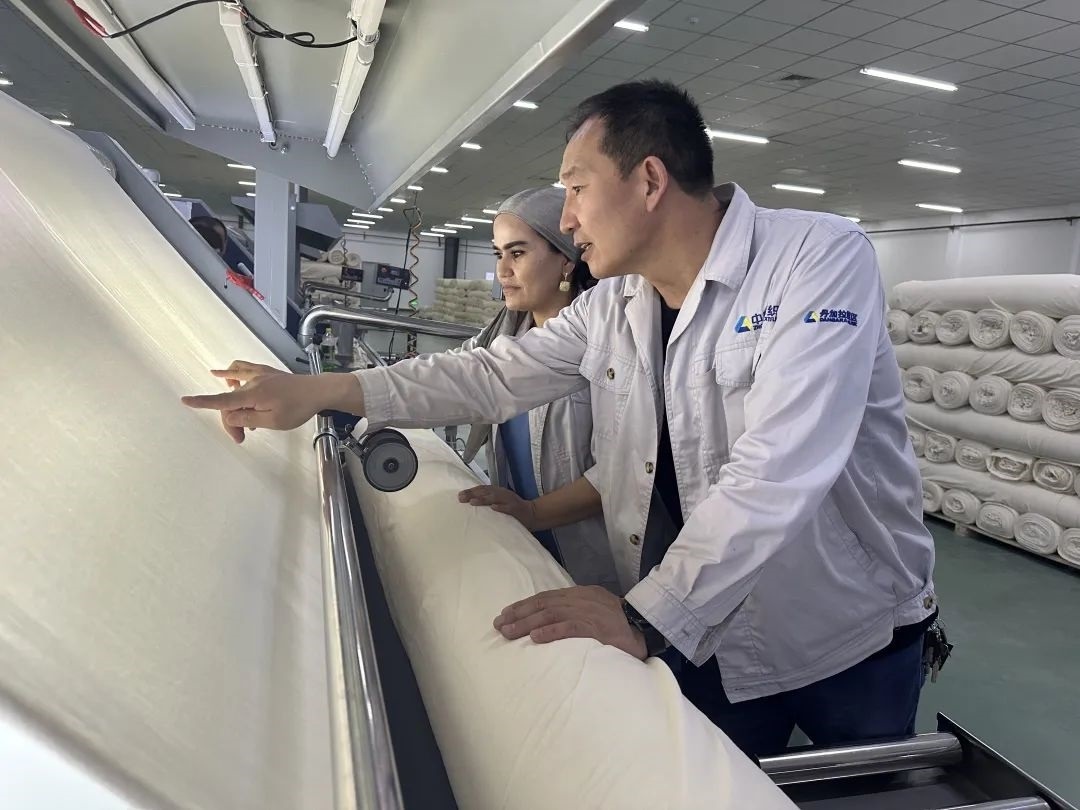 中方技術(shù)人員正在指導(dǎo)當(dāng)?shù)毓と?。屈佩攝