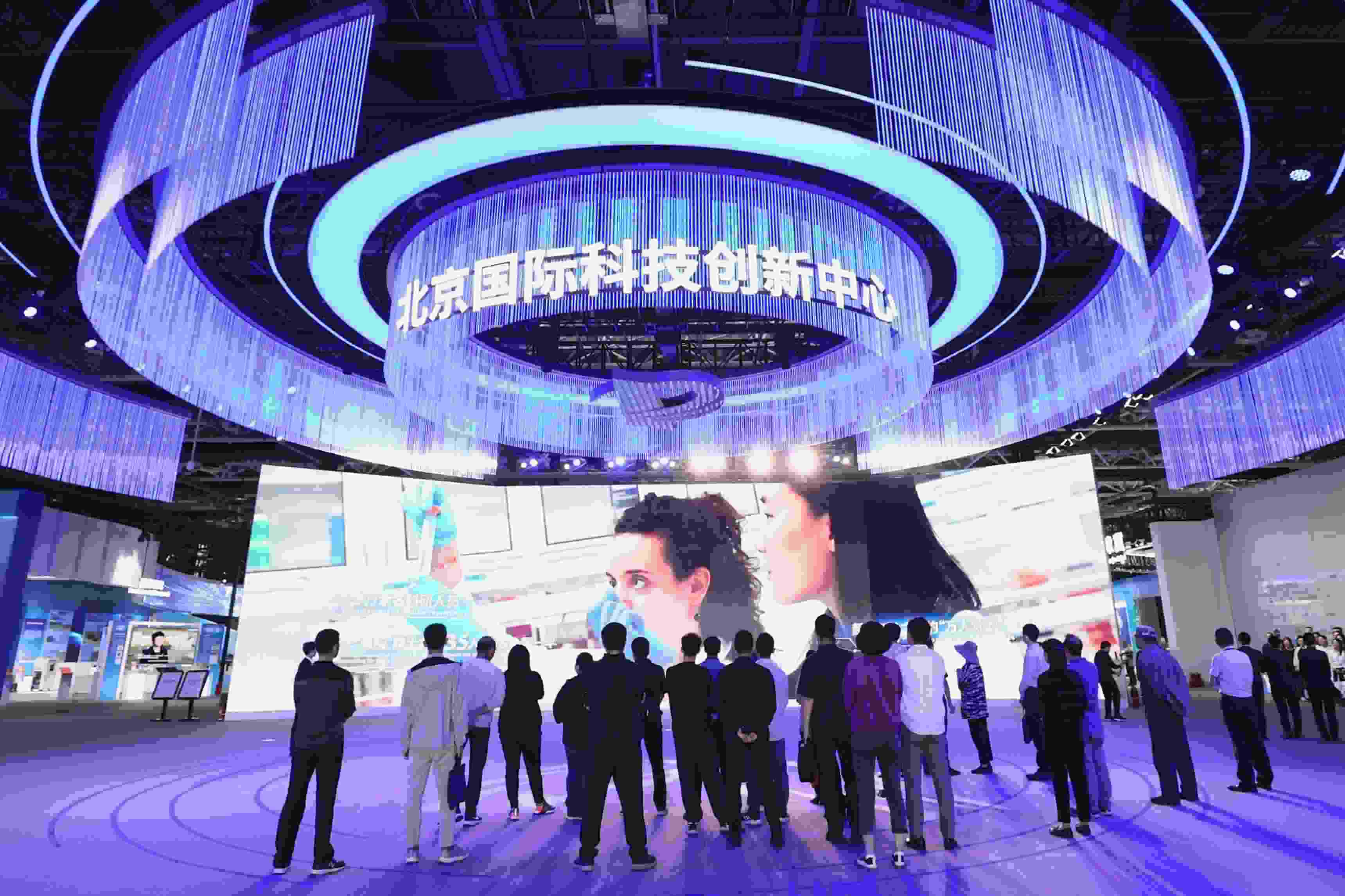 △2024年5月11日，觀眾在中關(guān)村展示中心觀看科技創(chuàng)新宣傳片。