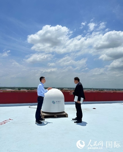 中泰兩國技術人員交流低軌寬帶衛(wèi)星互聯(lián)網運行情況。人民網記者 簡承淵攝