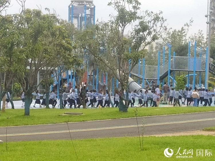 當(dāng)?shù)貎和诠珗@做游戲。人民網(wǎng)記者 黃培昭攝