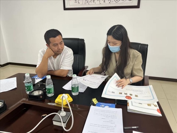 成都市溫江區(qū)市場(chǎng)監(jiān)管局在區(qū)農(nóng)副產(chǎn)品流通交易中心為商戶上門辦理“個(gè)轉(zhuǎn)企”登記。成都市市場(chǎng)監(jiān)管局供圖