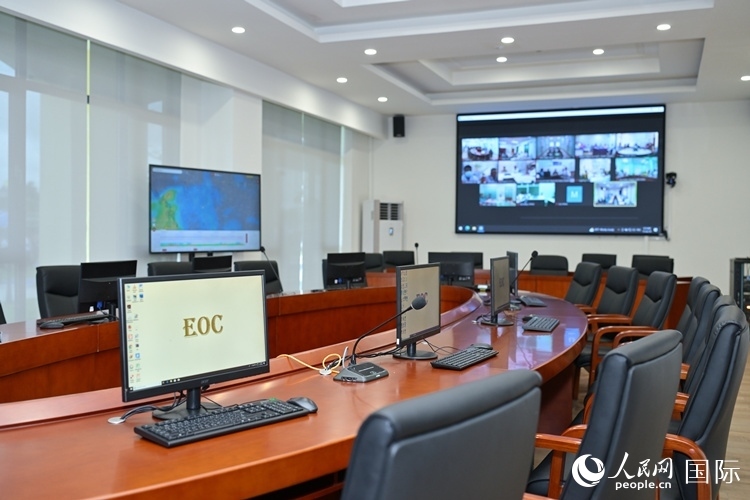 援緬甸國家疾控中心應急指揮中心內(nèi)。人民網(wǎng)記者 謝佳君攝