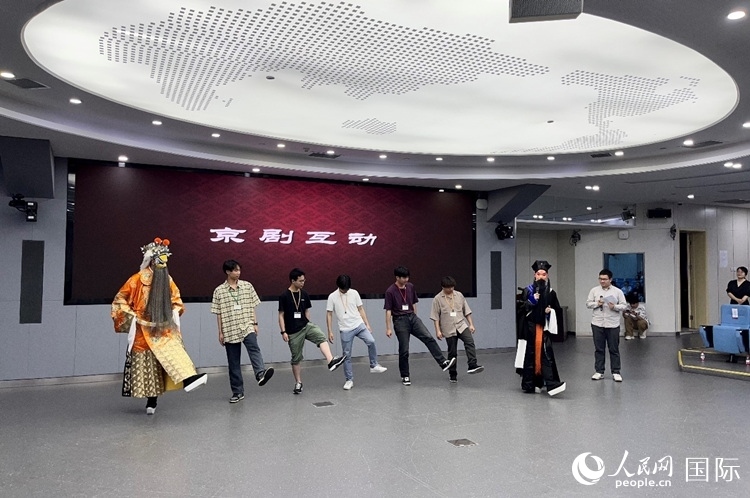 日本大學(xué)生代表團學(xué)習(xí)京劇臺步。人民網(wǎng)記者 陳思攝