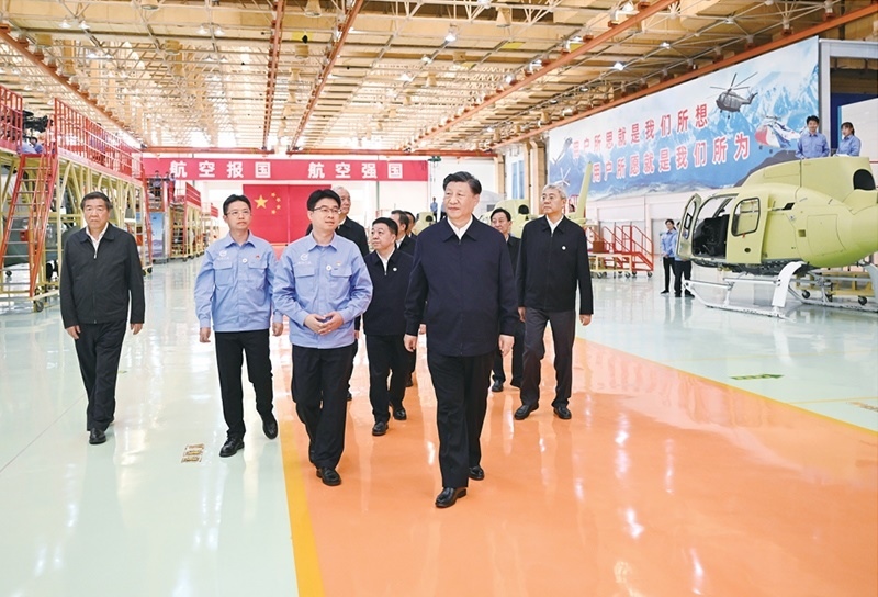 2023年10月10日至13日，中共中央總書記、國(guó)家主席、中央軍委主席習(xí)近平在江西考察。這是11日上午，習(xí)近平在景德鎮(zhèn)市昌河飛機(jī)工業(yè)（集團(tuán)）有限公司考察。 新華社記者 燕雁/攝