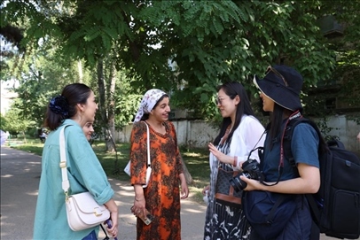 人民日?qǐng)?bào)記者和塔方記者在進(jìn)行交流。顏歡攝