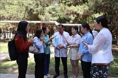 聯(lián)合采訪團(tuán)隊(duì)在采訪塔吉克斯坦中央眼科醫(yī)院副院長馬爾索羅夫·薩爾杜洛。胡澤曦?cái)z