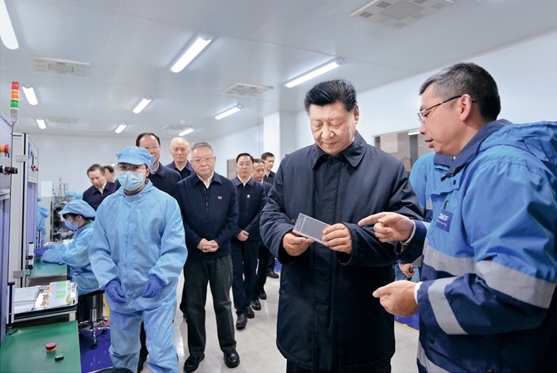 2024年3月18日至21日，中共中央總書記、國(guó)家主席、中央軍委主席習(xí)近平在湖南考察。這是18日下午，習(xí)近平在中德合資企業(yè)巴斯夫杉杉電池材料有限公司考察。 新華社記者 謝環(huán)馳/攝