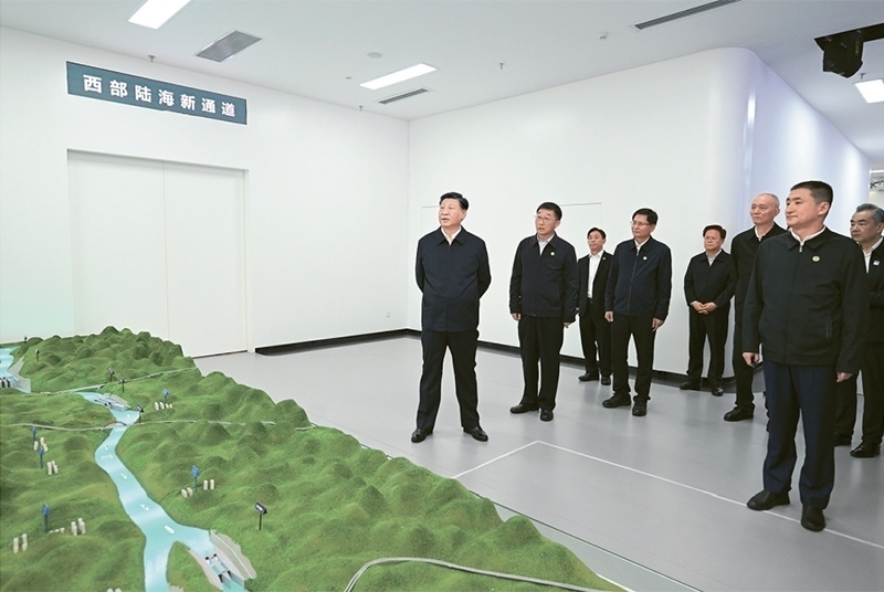 2023年12月14日至15日，中共中央總書記、國(guó)家主席、中央軍委主席習(xí)近平在廣西考察。這是14日上午，習(xí)近平在南寧市考察中國(guó)—東盟信息港股份有限公司，結(jié)合平陸運(yùn)河沙盤聽取西部陸海新通道骨干工程建設(shè)匯報(bào)。 新華社記者 謝環(huán)馳/攝