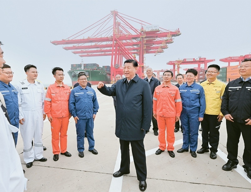 2024年5月22日至24日，中共中央總書記、國(guó)家主席、中央軍委主席習(xí)近平在山東考察。這是22日下午，習(xí)近平在日照港親切慰問港口科技工作者、運(yùn)營(yíng)人員、航運(yùn)人員。 新華社記者 謝環(huán)馳/攝