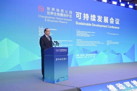  6月15日，聯(lián)合國教科文組織東亞地區(qū)辦事處主任夏澤翰在“長白山·世界地質(zhì)公園、世界生物圈保護(hù)區(qū)可持續(xù)發(fā)展會議”上做主旨演講。新華社發(fā)