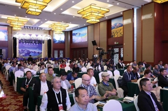  6月15日，“長白山·世界地質(zhì)公園、世界生物圈保護(hù)區(qū)可持續(xù)發(fā)展會議”現(xiàn)場。新華社發(fā)