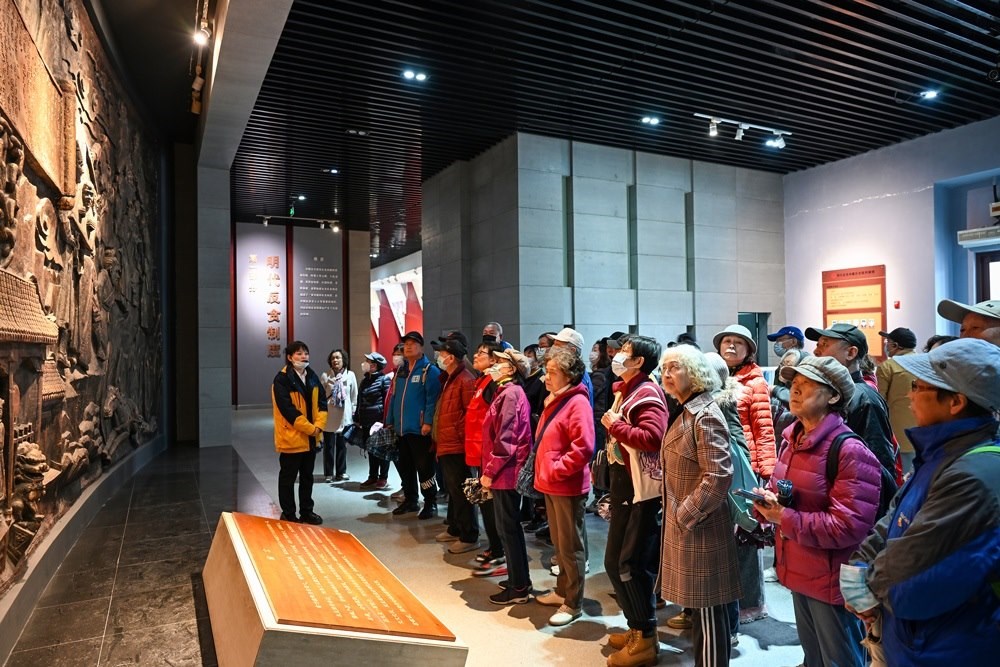 △ 2024年4月10日，北京朝陽區(qū)安慧里社區(qū)黨委組織離退休黨員參觀“明鏡昭廉”明代反貪尚廉歷史文化園。