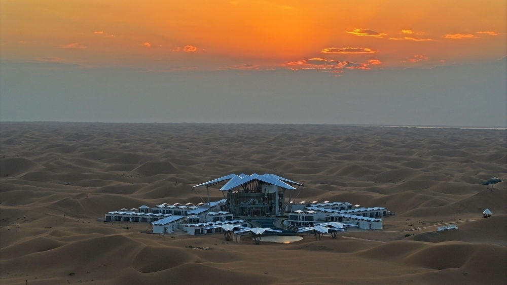 這是位于寧夏中衛(wèi)市沙坡頭景區(qū)的星星酒店（2023年9月6日攝，無人機(jī)照片）。新華社記者 王鵬 攝