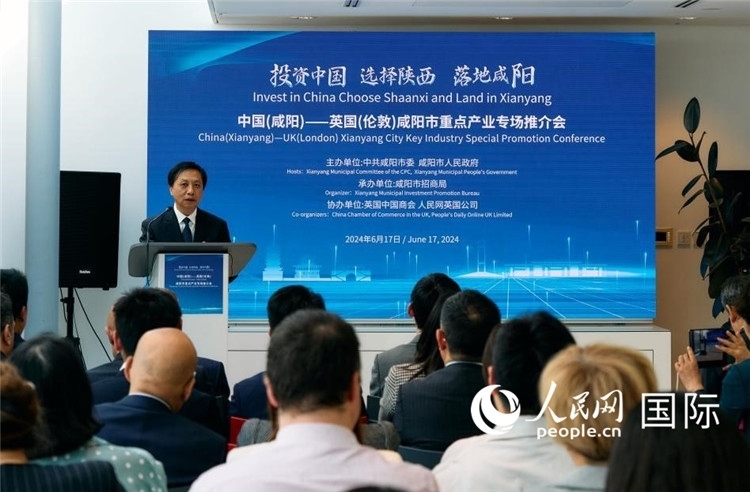 咸陽(yáng)市委書(shū)記夏曉中致辭。