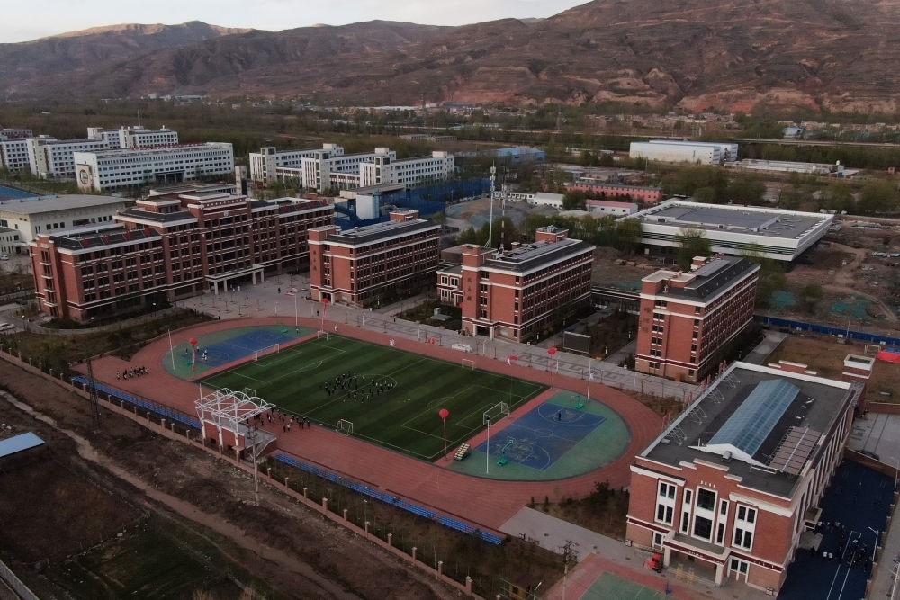 這是果洛西寧民族中學(xué)（2021年4月28日攝，無(wú)人機(jī)照片）。