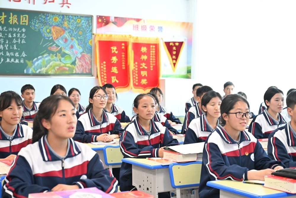 2024年6月18日，果洛西寧民族中學(xué)學(xué)生在上課。