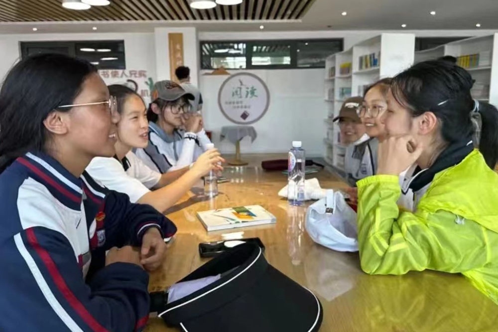 2023年7月10日，在果洛西寧民族中學(xué)，上海市大同中學(xué)學(xué)生（右）與果洛西寧民族中學(xué)學(xué)生交流。新華社發(fā)（果洛州教育局供圖）