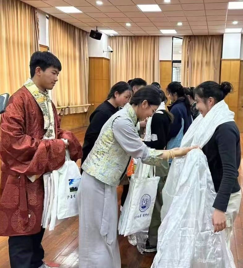 2024年1月18日，在上海市大同中學(xué)，果洛西寧民族中學(xué)學(xué)生給上海大同中學(xué)師生獻(xiàn)哈達(dá)。新華社發(fā)（果洛州教育局供圖）