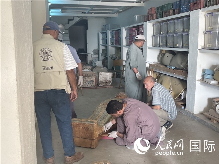圖為中埃薩卡拉新出土文物數(shù)字化調(diào)查與研究項(xiàng)目團(tuán)隊(duì)在工作現(xiàn)場(chǎng)。薛江攝