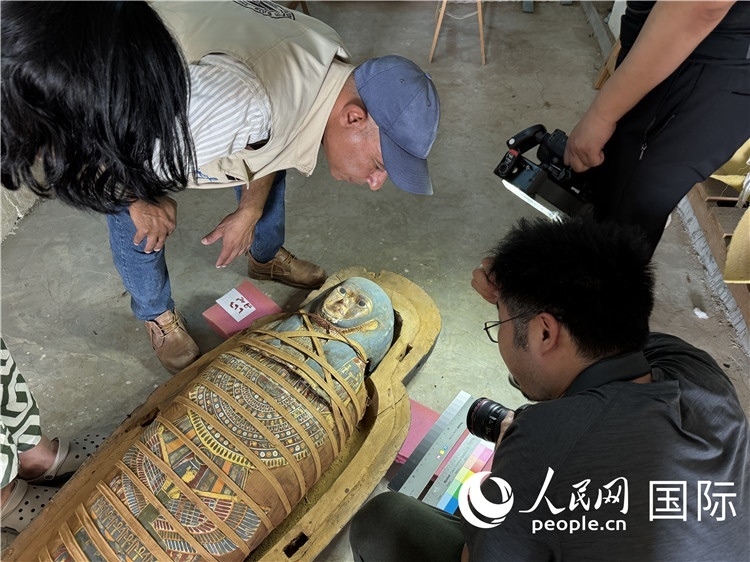 圖為中埃薩卡拉新出土文物數(shù)字化調(diào)查與研究項(xiàng)目團(tuán)隊(duì)在工作現(xiàn)場(chǎng)。薛江攝