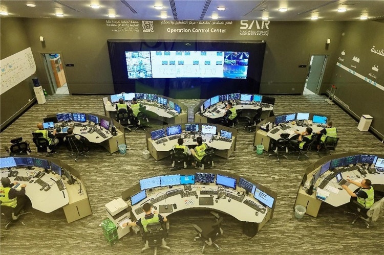 圖為運(yùn)營指揮中心一景。中國鐵建供圖