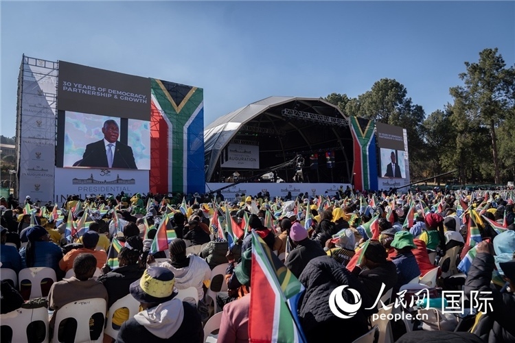 南非民眾觀看拉馬福薩總統(tǒng)就職演說。 人民日報非洲中心分社 希拉茲·莫林?jǐn)z