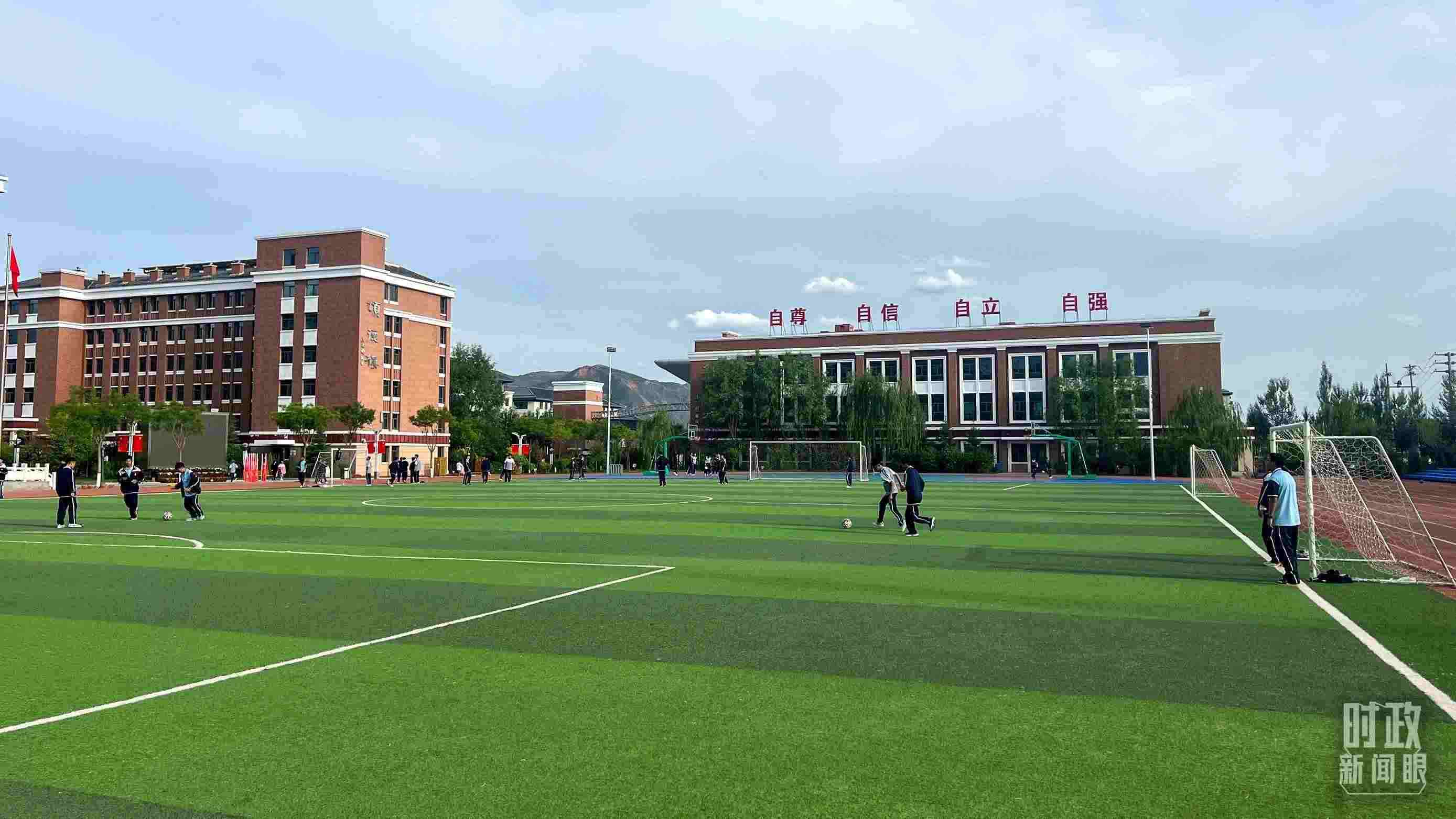 △果洛西寧民族中學(xué)。（總臺央視記者楊波、楊新禹拍攝）