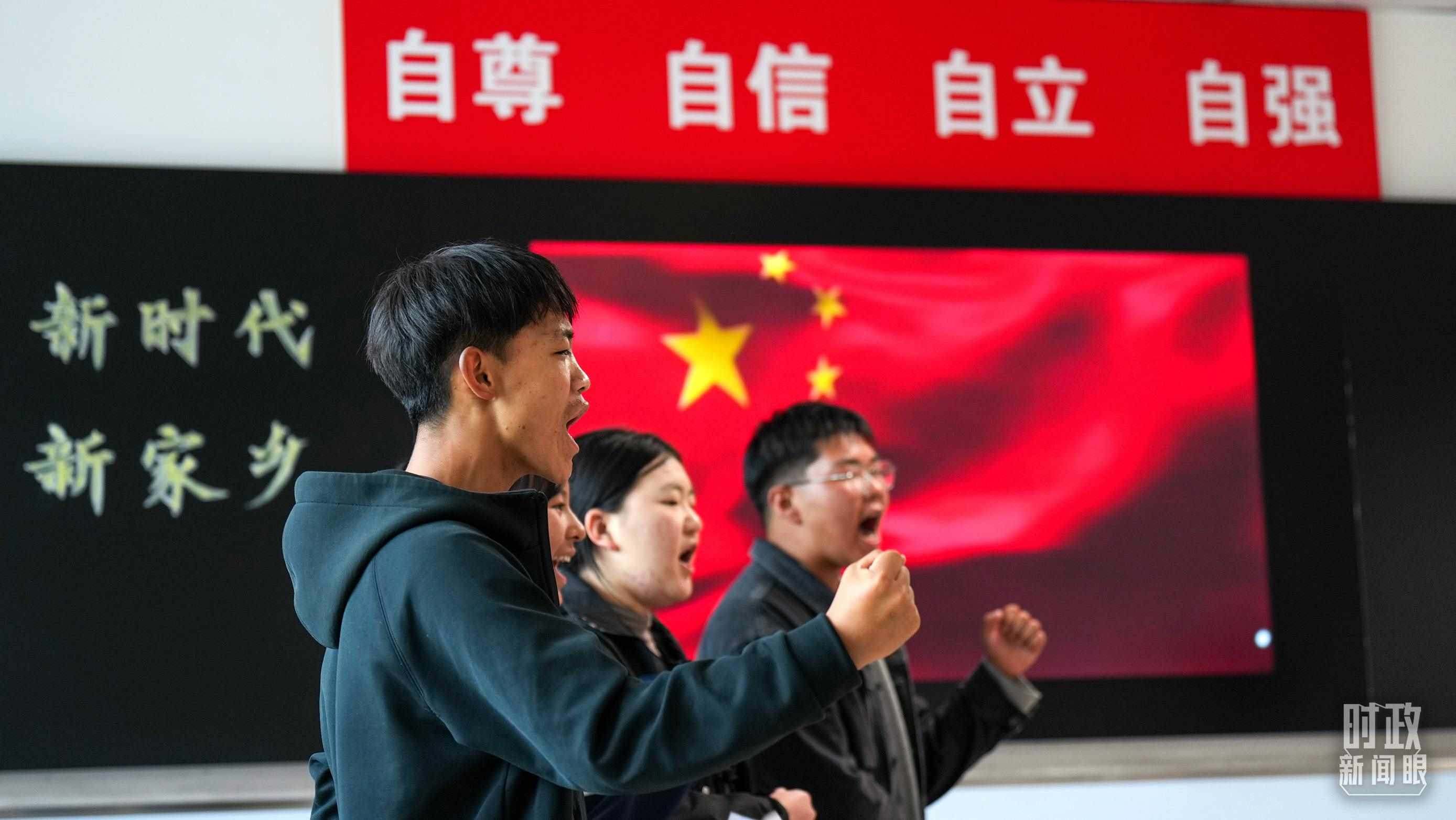 △果洛西寧民族中學(xué)高一（1）班的“新時代、新家鄉(xiāng)”主題思政課。（總臺央視記者許永松、國廣記者李晉拍攝）