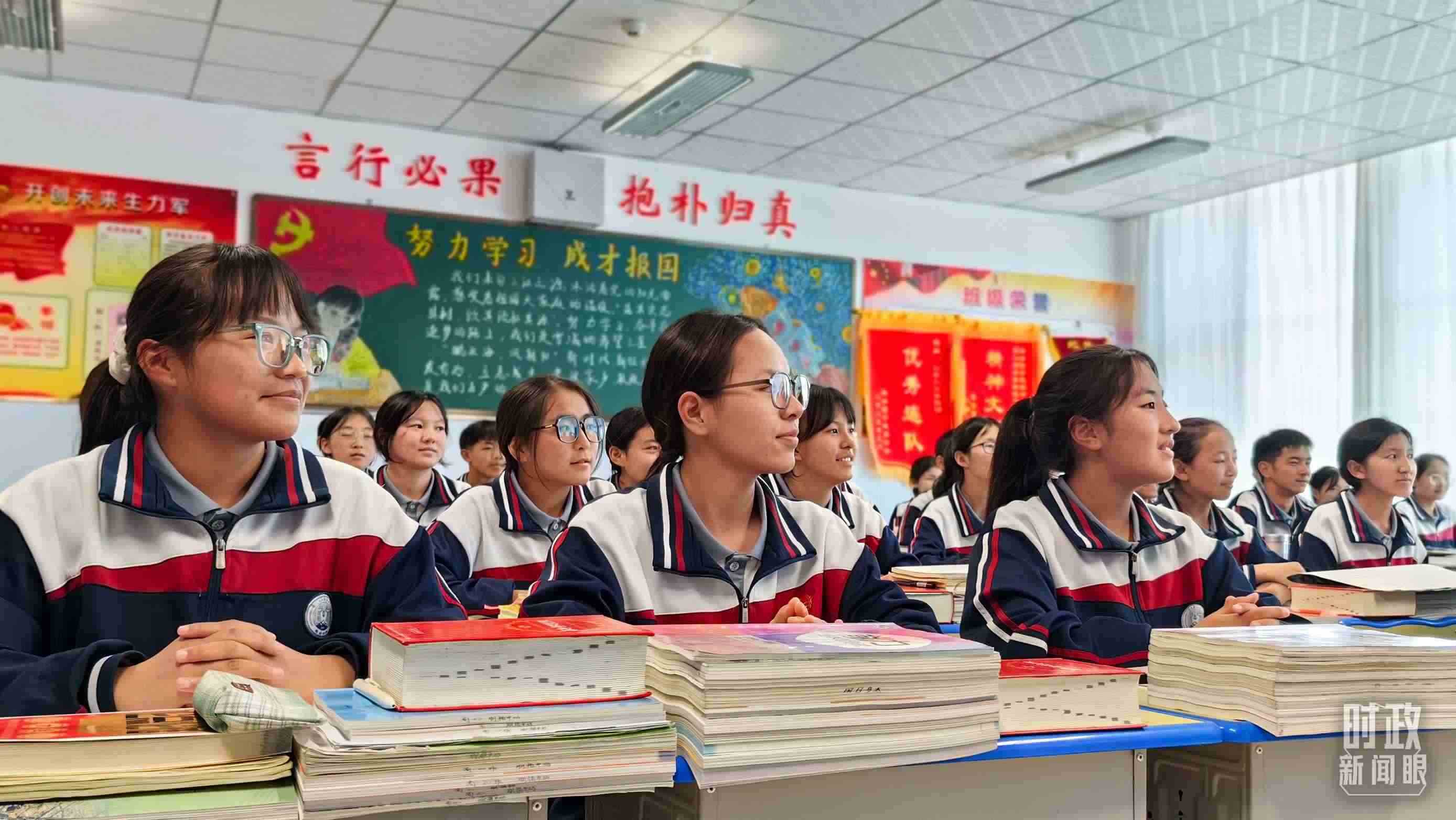 △果洛西寧民族中學(xué)高一（1）班的“新時代、新家鄉(xiāng)”主題思政課。（總臺央視記者段德文拍攝）