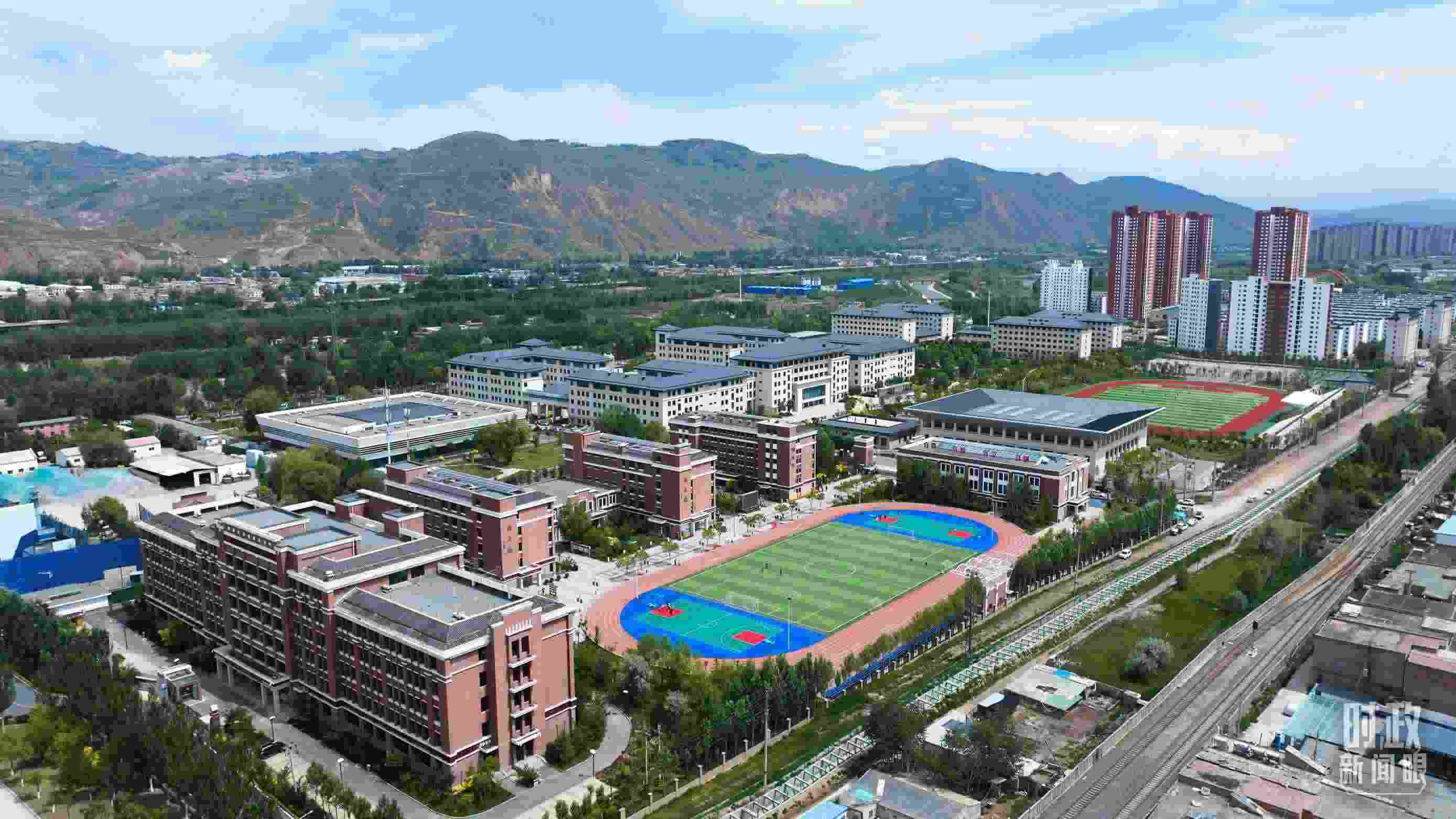 △果洛西寧民族中學(xué)。（總臺記者閆懋鵬拍攝）