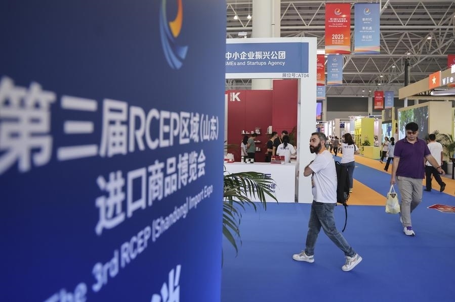 2023年8月18日，人們?cè)诘谌龑肦CEP區(qū)域（山東）進(jìn)口商品博覽會(huì)上參觀。新華社發(fā)（許傳寶 攝）
