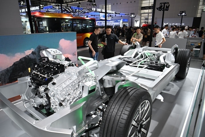 這是在博覽會現(xiàn)場拍攝的一款智能網(wǎng)聯(lián)汽車平臺架構(gòu)（6月20日攝）。新華社記者 孫凡越 攝
